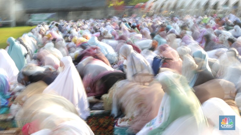 Sejumlah jamaah melaksanakan shalat Idul Adha di Lapangan PSP Sawangan, Depok, Jawa Barat, Rabu, (28/6/2023). (CNBC Indonesia/Muhammad Sabki) Sejumlah jamaah melaksanakan shalat Idul Adha di Lapangan PSP Sawangan, Depok, Jawa Barat, Rabu, (28/6/2023). (CNBC Indonesia/Muhammad Sabki)