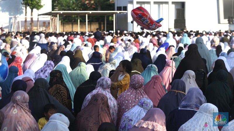 Sejumlah jamaah melaksanakan shalat Idul Adha di Lapangan PSP Sawangan, Depok, Jawa Barat, Rabu, (28/6/2023). (CNBC Indonesia/Muhammad Sabki)