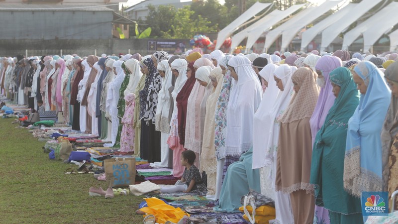 Sejumlah jamaah melaksanakan shalat Idul Adha di Lapangan PSP Sawangan, Depok, Jawa Barat, Rabu, (28/6/2023). (CNBC Indonesia/Muhammad Sabki) Sejumlah jamaah melaksanakan shalat Idul Adha di Lapangan PSP Sawangan, Depok, Jawa Barat, Rabu, (28/6/2023). (CNBC Indonesia/Muhammad Sabki)
