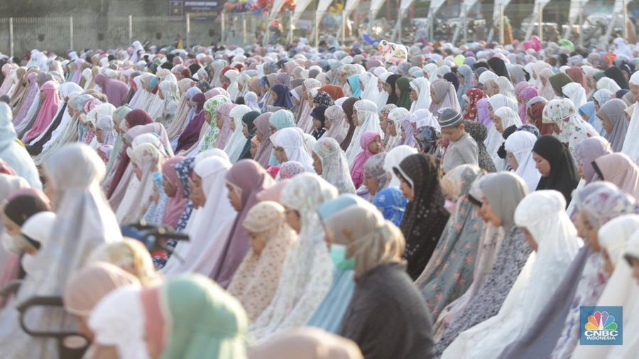Sejumlah jamaah melaksanakan shalat Idul Adha di Lapangan PSP Sawangan, Depok, Jawa Barat, Rabu, (28/6/2023). (CNBC Indonesia/Muhammad Sabki)