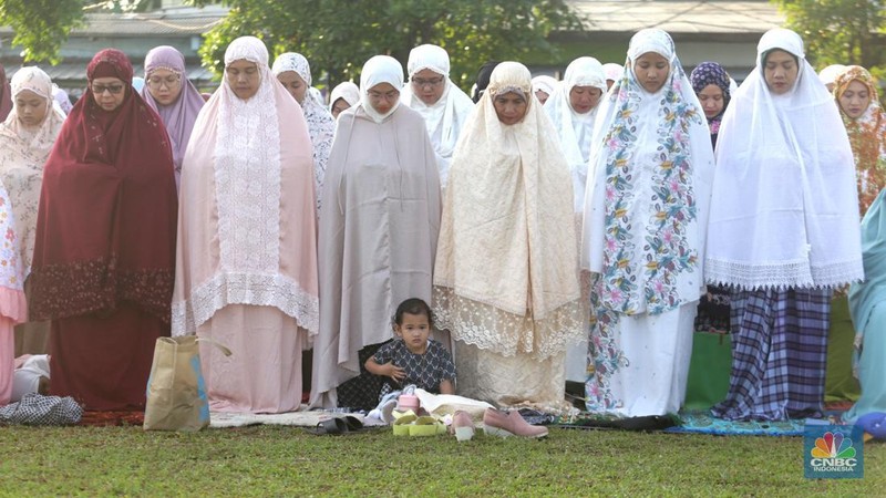 Sejumlah jamaah melaksanakan shalat Idul Adha di Lapangan PSP Sawangan, Depok, Jawa Barat, Rabu, (28/6/2023). (CNBC Indonesia/Muhammad Sabki)