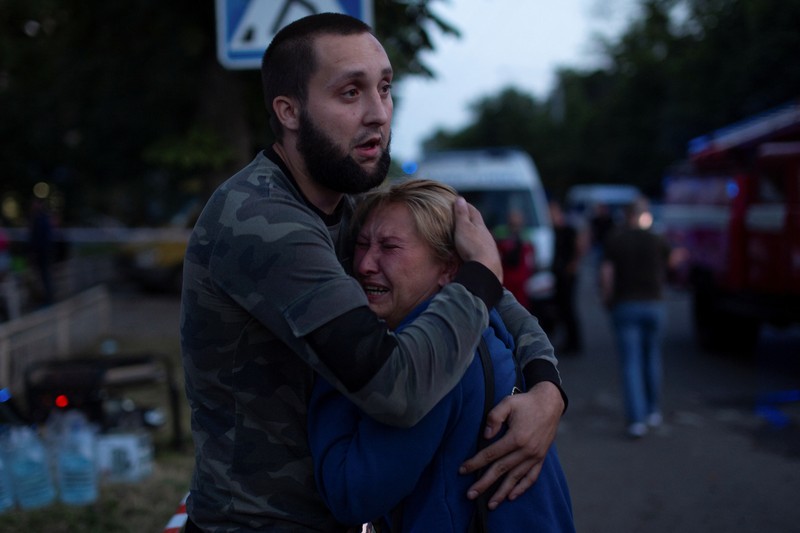 Sekelompok orang menangis ketika menjadi korban rudal Rusia hantam restoran di Kramatorsk, Ukraina timur pada Selasa (27/6) dan menewaskan sedikitnya tiga orang. (REUTERS/STRINGER)