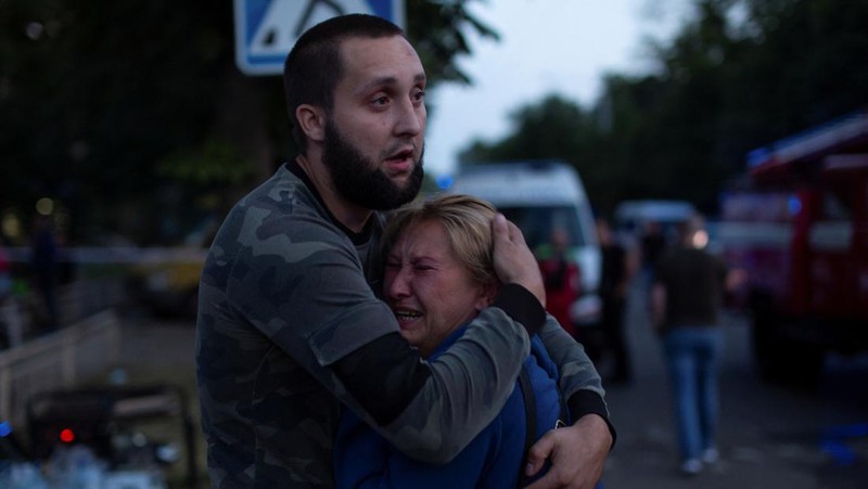 Sekelompok orang menangis ketika menjadi korban rudal Rusia hantam restoran di Kramatorsk, Ukraina timur pada Selasa (27/6) dan menewaskan sedikitnya tiga orang. (REUTERS/STRINGER)