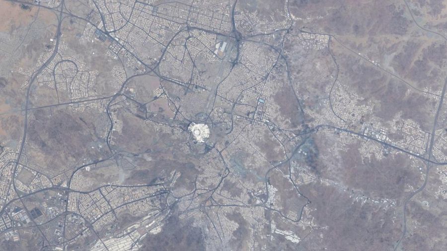Suasana Makkah dari MBR Space Center dan Stasiun Luar Angkasa Internasional. (Tangakapan layar twitter @@Astro_Alneyadi)