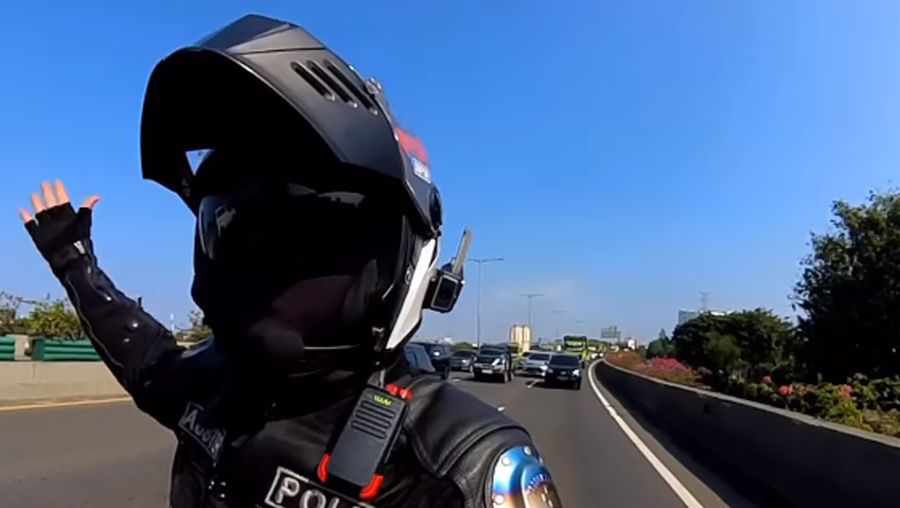 Diduga mengalami stres seekor sapi kabur hingga masuk ke Ruas Tol Jakarta Utara pada Kamis (29/6/2023). (Tangkapan Layar Instagram @abster_matthew)