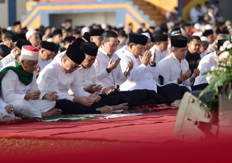 Menteri Pertahanan (Menhan) Prabowo Subianto pagi ini melaksanakan salat Idul Adha (Ied) di Stadion Mandalamukti, Cimahi, Jawa Barat. Menteri Pertahanan (Menhan) Prabowo Subianto pagi ini melaksanakan salat Idul Adha (Ied) di Stadion Mandalamukti, Cimahi, Jawa Barat. (Dok. Tim Media Prabowo)