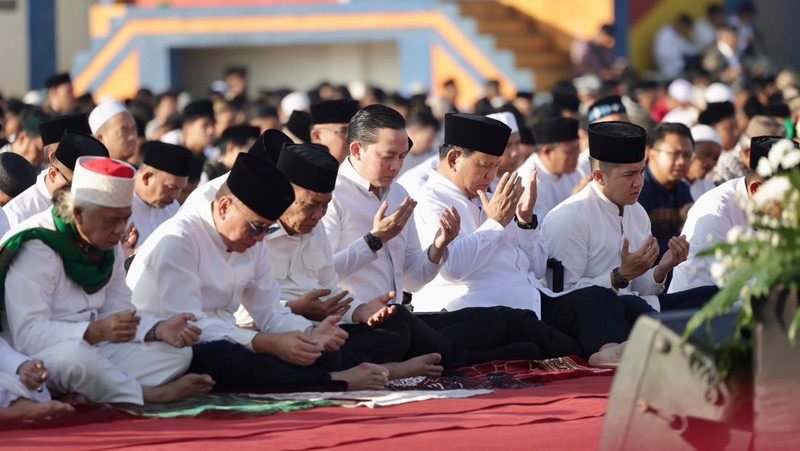 Menteri Pertahanan (Menhan) Prabowo Subianto pagi ini melaksanakan salat Idul Adha (Ied) di Stadion Mandalamukti, Cimahi, Jawa Barat. (Dok. Tim Media Prabowo)