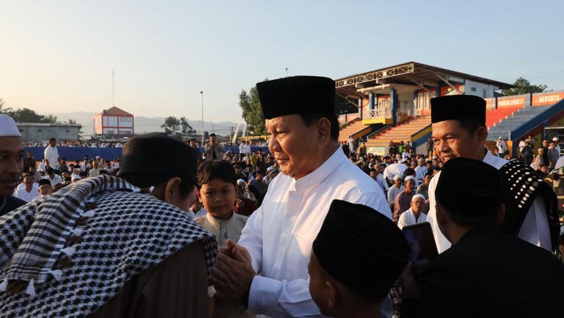 Menteri Pertahanan (Menhan) Prabowo Subianto pagi ini melaksanakan salat Idul Adha (Ied) di Stadion Mandalamukti, Cimahi, Jawa Barat. (Dok. Tim Media Prabowo)