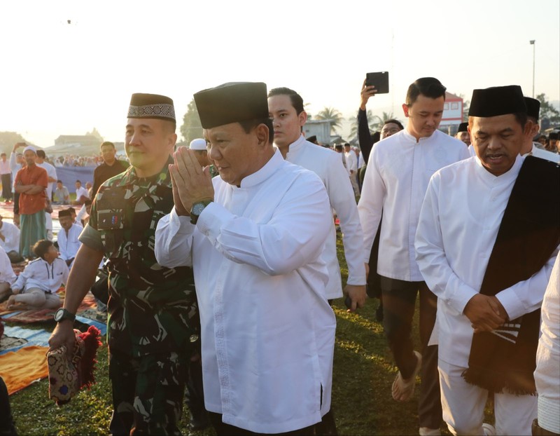 Menteri Pertahanan (Menhan) Prabowo Subianto pagi ini melaksanakan salat Idul Adha (Ied) di Stadion Mandalamukti, Cimahi, Jawa Barat. Menteri Pertahanan (Menhan) Prabowo Subianto pagi ini melaksanakan salat Idul Adha (Ied) di Stadion Mandalamukti, Cimahi, Jawa Barat. (Dok. Tim Media Prabowo)