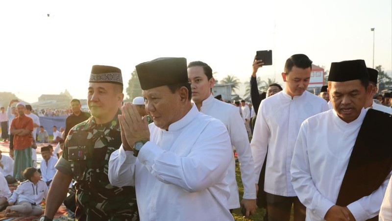 Menteri Pertahanan (Menhan) Prabowo Subianto pagi ini melaksanakan salat Idul Adha (Ied) di Stadion Mandalamukti, Cimahi, Jawa Barat. (Dok. Tim Media Prabowo)