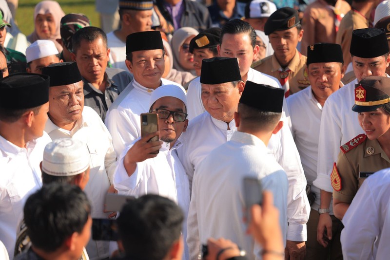 Menteri Pertahanan (Menhan) Prabowo Subianto pagi ini melaksanakan salat Idul Adha (Ied) di Stadion Mandalamukti, Cimahi, Jawa Barat. Menteri Pertahanan (Menhan) Prabowo Subianto pagi ini melaksanakan salat Idul Adha (Ied) di Stadion Mandalamukti, Cimahi, Jawa Barat. (Dok. Tim Media Prabowo)