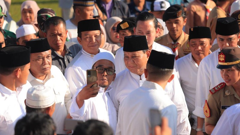 Menteri Pertahanan (Menhan) Prabowo Subianto pagi ini melaksanakan salat Idul Adha (Ied) di Stadion Mandalamukti, Cimahi, Jawa Barat. (Dok. Tim Media Prabowo)