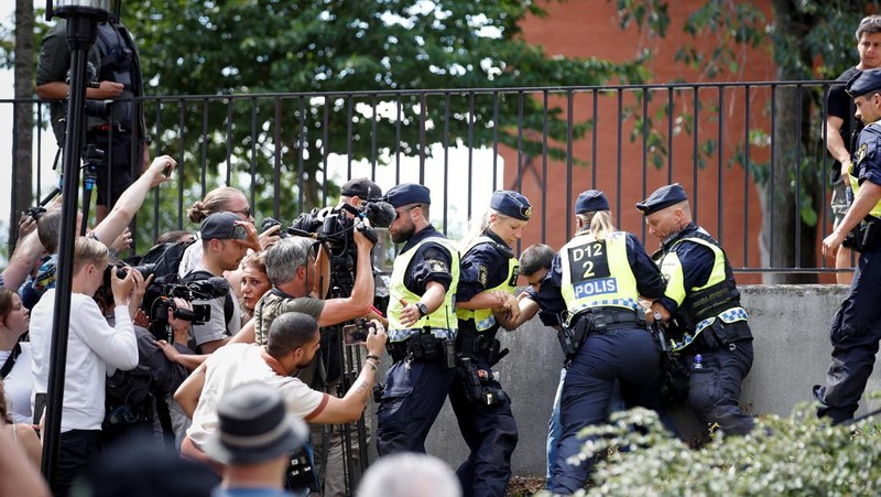 Seorang demonstran membakar Alquran di luar masjid pusat Stockholm di Stockholm, Swedia 28 Juni 2023. (TT News Agency/Stefan Jerrevang/via REUTERS)