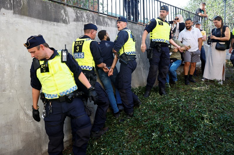 Seorang demonstran membakar Alquran di luar masjid pusat Stockholm di Stockholm, Swedia 28 Juni 2023. Seorang demonstran membakar Alquran di luar masjid pusat Stockholm di Stockholm, Swedia 28 Juni 2023. (TT News Agency/Stefan Jerrevang/via REUTERS)