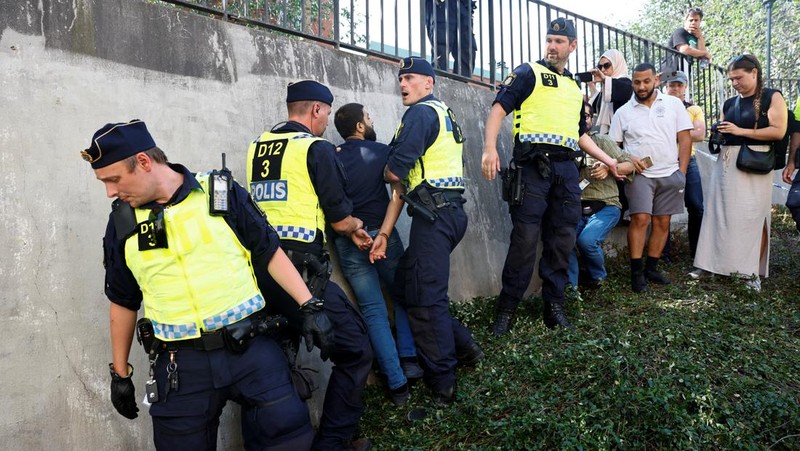 Seorang demonstran membakar Alquran di luar masjid pusat Stockholm di Stockholm, Swedia 28 Juni 2023. (TT News Agency/Stefan Jerrevang/via REUTERS)