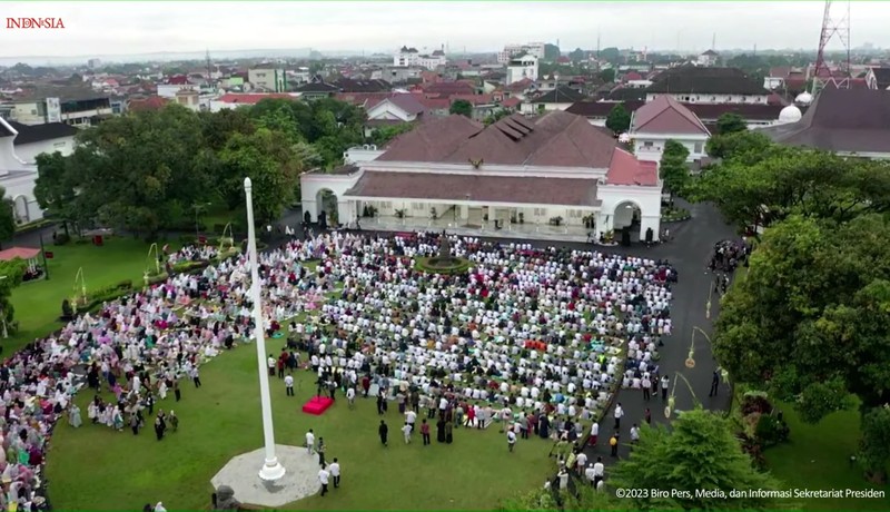Presiden Joko Widodo beserta Ibu Iriana Joko Widodo melaksanakan salat Idul Adha 1444 Hijriah di halaman Istana Kepresidenan Yogyakarta, Kamis, (29/6/2023). (Tangkapan Layar Youtube Sekretariat Presiden)