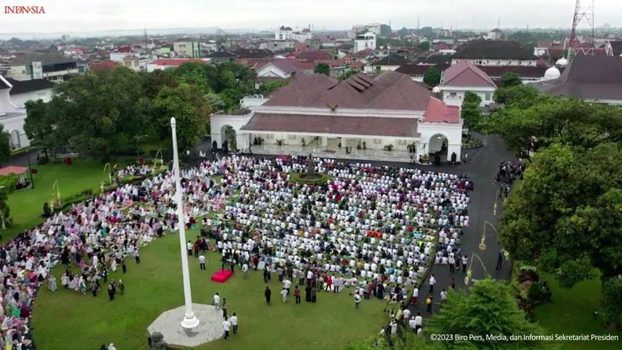 Presiden Joko Widodo beserta Ibu Iriana Joko Widodo melaksanakan salat Idul Adha 1444 Hijriah di halaman Istana Kepresidenan Yogyakarta, Kamis, (29/6/2023). (Tangkapan Layar Youtube Sekretariat Presiden)