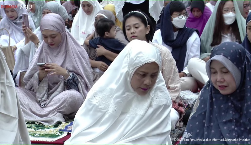 Presiden Joko Widodo beserta Ibu Iriana Joko Widodo melaksanakan salat Idul Adha 1444 Hijriah di halaman Istana Kepresidenan Yogyakarta, Kamis, (29/6/2023). (Tangkapan Layar Youtube Sekretariat Presiden)