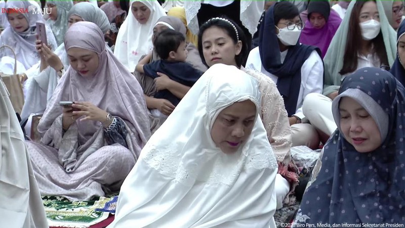 Presiden Joko Widodo beserta Ibu Iriana Joko Widodo melaksanakan salat Idul Adha 1444 Hijriah di halaman Istana Kepresidenan Yogyakarta, Kamis, (29/6/2023). (Tangkapan Layar Youtube Sekretariat Presiden)