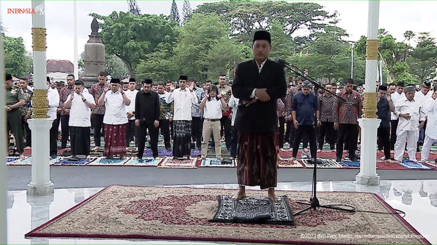 Presiden Joko Widodo beserta Ibu Iriana Joko Widodo melaksanakan salat Idul Adha 1444 Hijriah di halaman Istana Kepresidenan Yogyakarta, Kamis, (29/6/2023). (Tangkapan Layar Youtube Sekretariat Presiden)