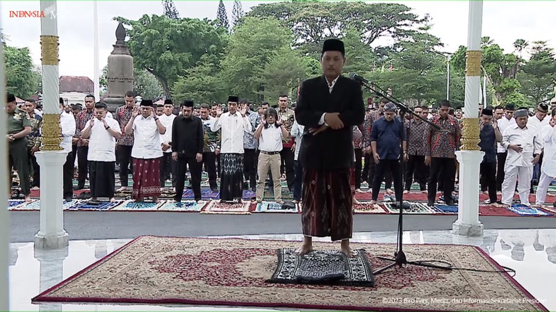 Presiden Joko Widodo beserta Ibu Iriana Joko Widodo melaksanakan salat Idul Adha 1444 Hijriah di halaman Istana Kepresidenan Yogyakarta, Kamis, (29/6/2023). (Tangkapan Layar Youtube Sekretariat Presiden)