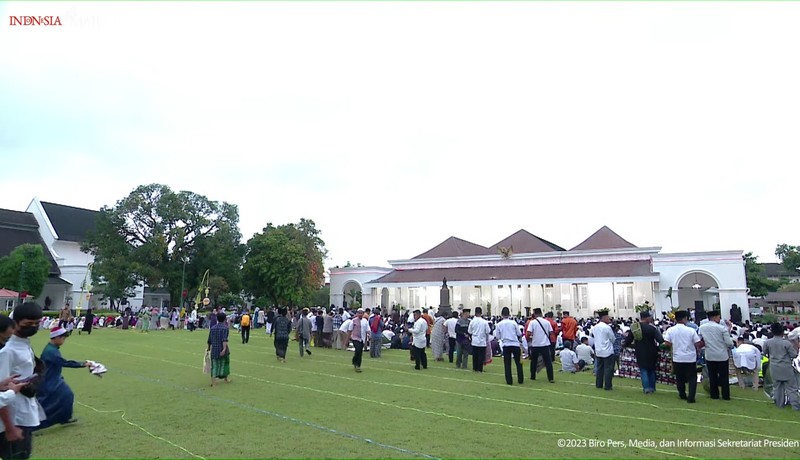 Presiden Joko Widodo beserta Ibu Iriana Joko Widodo melaksanakan salat Idul Adha 1444 Hijriah di halaman Istana Kepresidenan Yogyakarta, Kamis, (29/6/2023). (Tangkapan Layar Youtube Sekretariat Presiden)