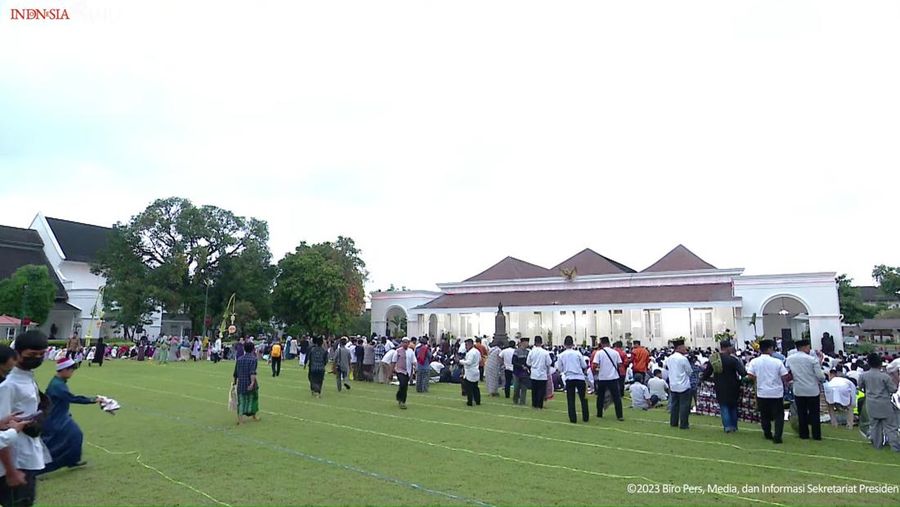 Presiden Joko Widodo beserta Ibu Iriana Joko Widodo melaksanakan salat Idul Adha 1444 Hijriah di halaman Istana Kepresidenan Yogyakarta, Kamis, (29/6/2023). (Tangkapan Layar Youtube Sekretariat Presiden)
