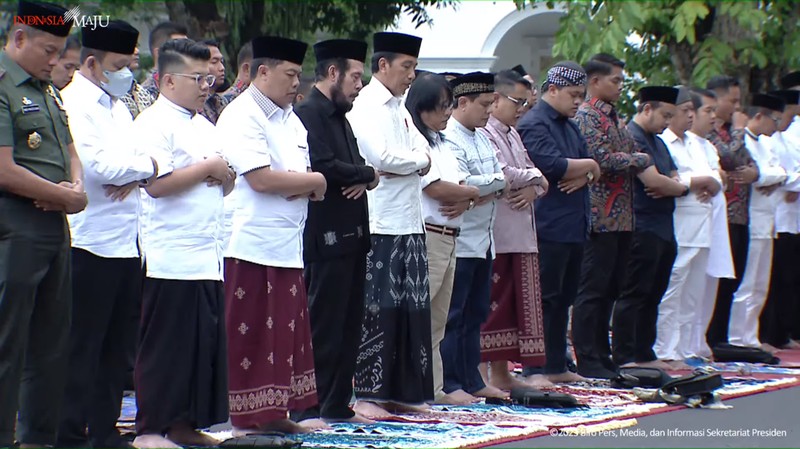 Presiden Joko Widodo beserta Ibu Iriana Joko Widodo melaksanakan salat Idul Adha 1444 Hijriah di halaman Istana Kepresidenan Yogyakarta, Kamis, (29/6/2023). (Tangkapan Layar Youtube Sekretariat Presiden)