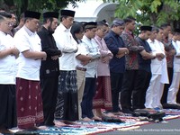 Potret Jokowi Berkemeja Putih Sholat Idul Adha di Yogyakarta