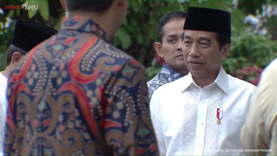 Presiden Joko Widodo beserta Ibu Iriana Joko Widodo melaksanakan salat Idul Adha 1444 Hijriah di halaman Istana Kepresidenan Yogyakarta, Kamis, (29/6/2023). (Tangkapan Layar Youtube Sekretariat Presiden)
