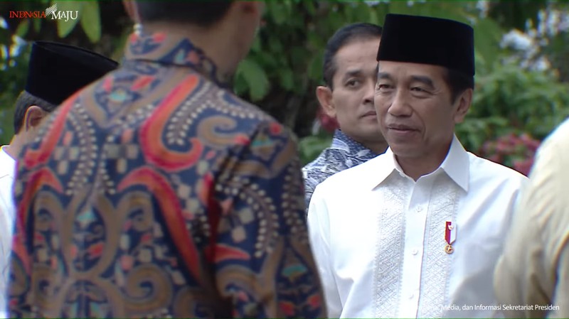 Presiden Joko Widodo beserta Ibu Iriana Joko Widodo melaksanakan salat Idul Adha 1444 Hijriah di halaman Istana Kepresidenan Yogyakarta, Kamis, (29/6/2023). (Tangkapan Layar Youtube Sekretariat Presiden)