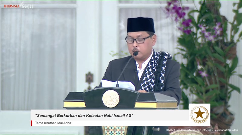 Presiden Joko Widodo beserta Ibu Iriana Joko Widodo melaksanakan salat Idul Adha 1444 Hijriah di halaman Istana Kepresidenan Yogyakarta, Kamis, (29/6/2023). (Tangkapan Layar Youtube Sekretariat Presiden)