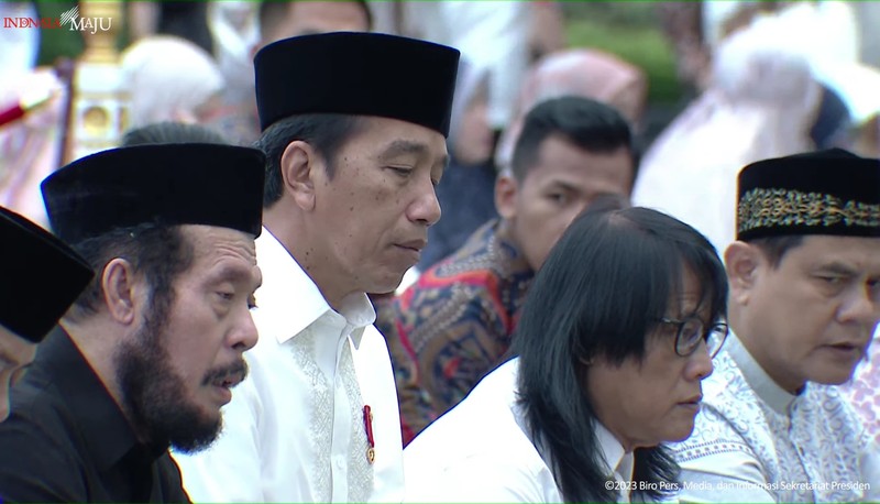 Presiden Joko Widodo beserta Ibu Iriana Joko Widodo melaksanakan salat Idul Adha 1444 Hijriah di halaman Istana Kepresidenan Yogyakarta, Kamis, (29/6/2023) Presiden Joko Widodo beserta Ibu Iriana Joko Widodo melaksanakan salat Idul Adha 1444 Hijriah di halaman Istana Kepresidenan Yogyakarta, Kamis, (29/6/2023). (Tangkapan Layar Youtube Sekretariat Presiden)