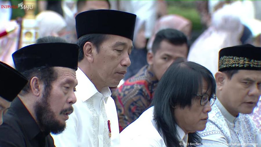 Presiden Joko Widodo beserta Ibu Iriana Joko Widodo melaksanakan salat Idul Adha 1444 Hijriah di halaman Istana Kepresidenan Yogyakarta, Kamis, (29/6/2023). (Tangkapan Layar Youtube Sekretariat Presiden)
