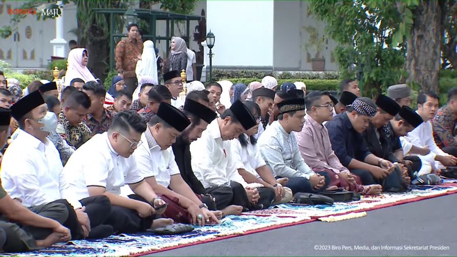 Presiden Joko Widodo beserta Ibu Iriana Joko Widodo melaksanakan salat Idul Adha 1444 Hijriah di halaman Istana Kepresidenan Yogyakarta, Kamis, (29/6/2023). (Tangkapan Layar Youtube Sekretariat Presiden)
