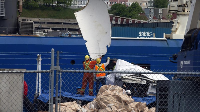 Puing-puing dari kapal selam Titan, ditemukan dari dasar laut dekat bangkai kapal Titanic, diturunkan dari kapal Horizon Arktik di dermaga Penjaga Pantai Kanada di St. John's, Newfoundland, Rabu, 28 Juni 2023. (Paul Daly/The Canadian Press via AP)