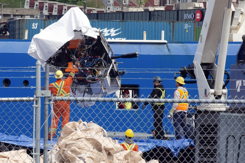 Puing-puing dari kapal selam Titan, ditemukan dari dasar laut dekat bangkai kapal Titanic, diturunkan dari kapal Horizon Arktik di dermaga Penjaga Pantai Kanada di St. John's, Newfoundland, Rabu, 28 Juni 2023. Puing-puing dari kapal selam Titan, ditemukan dari dasar laut dekat bangkai kapal Titanic, diturunkan dari kapal Horizon Arktik di dermaga Penjaga Pantai Kanada di St. John's, Newfoundland, Rabu, 28 Juni 2023. (Paul Daly/The Canadian Press via AP)