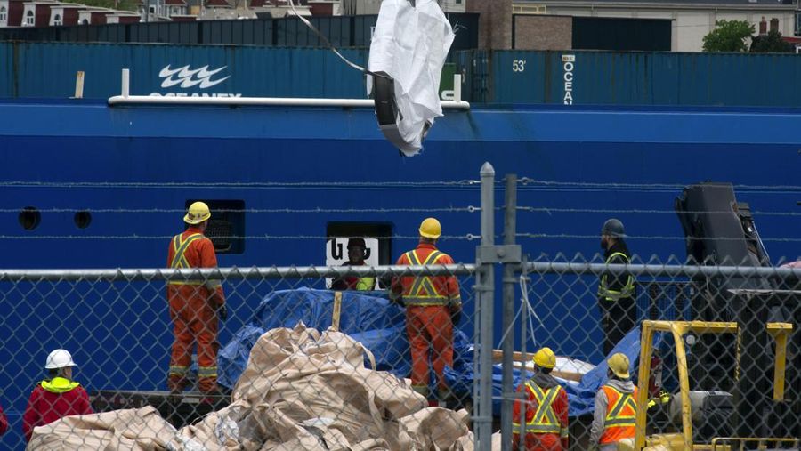 Puing-puing dari kapal selam Titan, ditemukan dari dasar laut dekat bangkai kapal Titanic, diturunkan dari kapal Horizon Arktik di dermaga Penjaga Pantai Kanada di St. John's, Newfoundland, Rabu, 28 Juni 2023. (Paul Daly/The Canadian Press via AP)