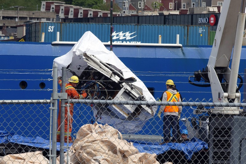 Puing-puing dari kapal selam Titan, ditemukan dari dasar laut dekat bangkai kapal Titanic, diturunkan dari kapal Horizon Arktik di dermaga Penjaga Pantai Kanada di St. John's, Newfoundland, Rabu, 28 Juni 2023. Puing-puing dari kapal selam Titan, ditemukan dari dasar laut dekat bangkai kapal Titanic, diturunkan dari kapal Horizon Arktik di dermaga Penjaga Pantai Kanada di St. John's, Newfoundland, Rabu, 28 Juni 2023. (Paul Daly/The Canadian Press via AP)
