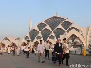 Sudah Salat Idul Adha, Apakah Tetap Wajib Jumatan? Ini Penjelasan Ulama