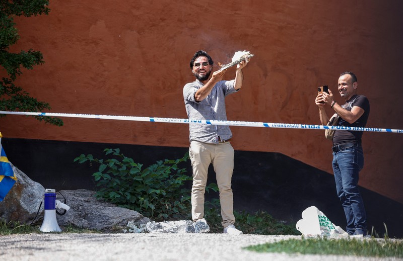 Seorang demonstran membakar Alquran di luar masjid pusat Stockholm di Stockholm, Swedia 28 Juni 2023. Seorang demonstran membakar Alquran di luar masjid pusat Stockholm di Stockholm, Swedia 28 Juni 2023. (TT News Agency/Stefan Jerrevang/via REUTERS)