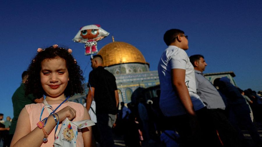 Warga Palestina berdoa pada hari pertama hari raya Idul Adha di kompleks Al-Aqsa, yang juga dikenal orang Yahudi sebagai Temple Mount, di Kota Tua Yerusalem, 28 Juni 2023. (REUTERS/Ammar Awad)