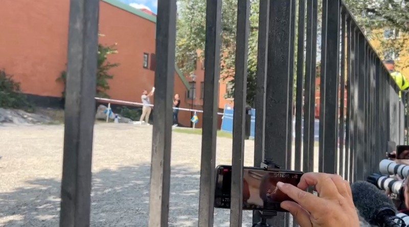 Seorang demonstran membakar Alquran di luar masjid pusat Stockholm di Stockholm, Swedia 28 Juni 2023. (TT News Agency/Stefan Jerrevang/via REUTERS)