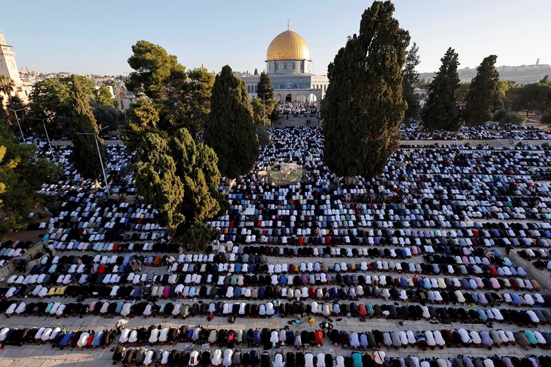 Warga Palestina berdoa pada hari pertama hari raya Idul Adha di kompleks Al-Aqsa, yang juga dikenal orang Yahudi sebagai Temple Mount, di Kota Tua Yerusalem, 28 Juni 2023. Warga Palestina berdoa pada hari pertama hari raya Idul Adha di kompleks Al-Aqsa, yang juga dikenal orang Yahudi sebagai Temple Mount, di Kota Tua Yerusalem, 28 Juni 2023. (REUTERS/Ammar Awad)