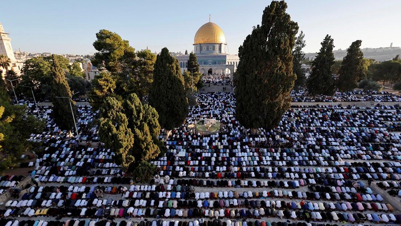 Warga Palestina berdoa pada hari pertama hari raya Idul Adha di kompleks Al-Aqsa, yang juga dikenal orang Yahudi sebagai Temple Mount, di Kota Tua Yerusalem, 28 Juni 2023. (REUTERS/Ammar Awad)