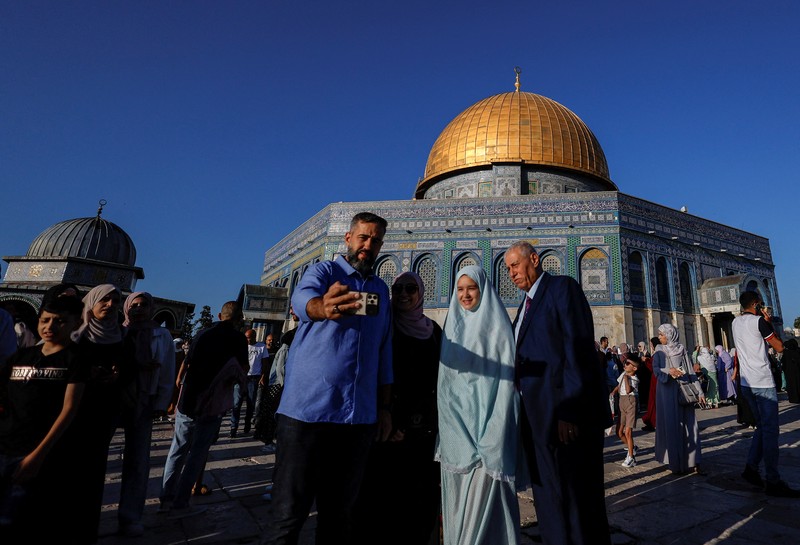Warga Palestina berdoa pada hari pertama hari raya Idul Adha di kompleks Al-Aqsa, yang juga dikenal orang Yahudi sebagai Temple Mount, di Kota Tua Yerusalem, 28 Juni 2023. (REUTERS/Ammar Awad)