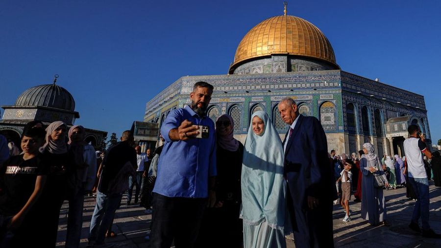 Warga Palestina merayakan hari pertama hari raya Idul Adha di kompleks Al-Aqsa, yang juga dikenal orang Yahudi sebagai Temple Mount, di Kota Tua Yerusalem, 28 Juni 2023. (REUTERS/Ammar Awad)