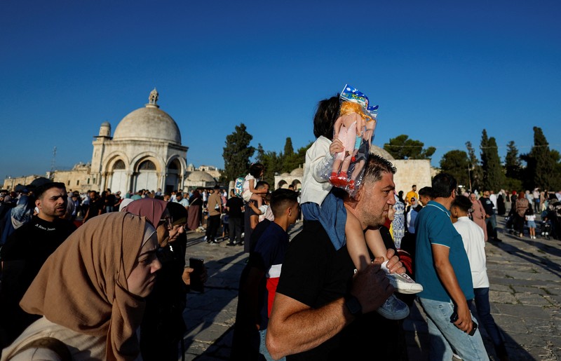 Warga Palestina berdoa pada hari pertama hari raya Idul Adha di kompleks Al-Aqsa, yang juga dikenal orang Yahudi sebagai Temple Mount, di Kota Tua Yerusalem, 28 Juni 2023. Warga Palestina berdoa pada hari pertama hari raya Idul Adha di kompleks Al-Aqsa, yang juga dikenal orang Yahudi sebagai Temple Mount, di Kota Tua Yerusalem, 28 Juni 2023. (REUTERS/Ammar Awad)