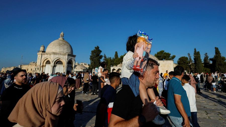 Warga Palestina berdoa pada hari pertama hari raya Idul Adha di kompleks Al-Aqsa, yang juga dikenal orang Yahudi sebagai Temple Mount, di Kota Tua Yerusalem, 28 Juni 2023. (REUTERS/Ammar Awad)