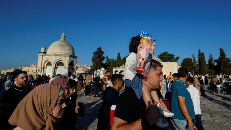Warga Palestina berdoa pada hari pertama hari raya Idul Adha di kompleks Al-Aqsa, yang juga dikenal orang Yahudi sebagai Temple Mount, di Kota Tua Yerusalem, 28 Juni 2023. (REUTERS/Ammar Awad)
